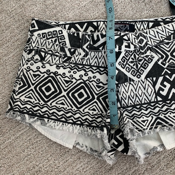 NWT F21 Aztec Print Black White Low Rise Cutoff Jean Denim Shorts 25 - Picture 9 of 9